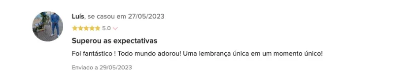 Anfitrão satisfeito com o trabalho do caricaturista André Valvassori em festa de 15 anos